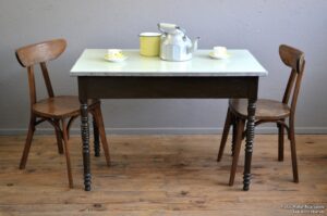 Table bistrot vintage en bois tourné et formica brasserie guinguette vintage bureau cuisine petite ancienne meuble
