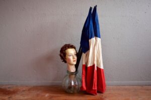 Ces petit drapeaux datent des années cinquante et nous les adorons ! Décoration originale, décalée et colorée nous les imaginons sans mal dans une jolie vitrine de magasin "So Frenchy" !