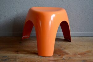 Sori Yanagi est une figure marquante du design Japonnais d'après guerre. Il conjugue avec talent la modernité de l'époque et tradition décorative nippone ! L'Elephant Stool ou tabouret à pied d'éléphant est une création de 1954 qui respire le futurisme, l'inventivité et une forme organique résolument moderne. Léger, empilable, parfaitement stable cette assise d'appoint saura se faire accessoire de jeu, table basse ou chevet ultra tendance !