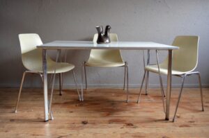 Table à repas Arne Jacobsen Fritz Hansen Danois Design scandinave mélaminé blanc FH 3605 organique pietement épingle eiffel dinning table