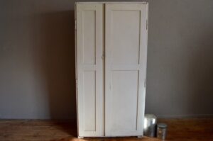 armoire parisienne vintage rétro bohème shabby chic crème penderie vintage blanche étagère