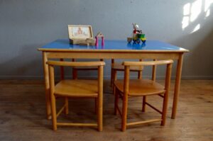 Ensemble table et chaises bleu rectangulaire enfant mobilier Montessori Waldorf design vintage rétro années 60 jeux activités antic set of chairs table wooden kid furniture