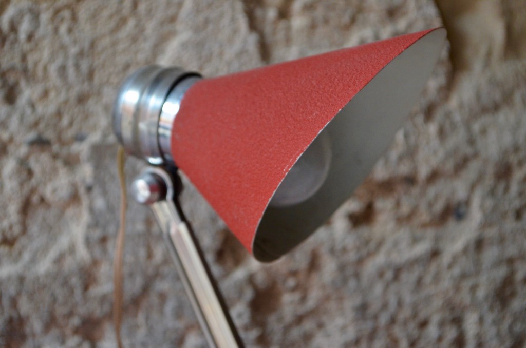 Lampe cocotte de bureau articulée rouge midcentury design moderniste 1950