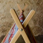 Tente Dahlia aime la nature et ses jolies couleurs. Elle a choisi un tissu fleuri très ancien, datant des années 40 pour sa douceur et son motif unique... La tente-cabane « Belle Etoile » deviendra bientôt le repère préféré des petits rêveurs… Chaque tente est unique et confectionnée avec grand soin. Et parce qu’elle allie joliment bois naturel et tissu design ou vintage, les grands enfants la laisseront volontiers envahir le salon ou le jardin!
