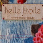 Tente Dahlia aime la nature et ses jolies couleurs. Elle a choisi un tissu fleuri très ancien, datant des années 40 pour sa douceur et son motif unique... La tente-cabane « Belle Etoile » deviendra bientôt le repère préféré des petits rêveurs… Chaque tente est unique et confectionnée avec grand soin. Et parce qu’elle allie joliment bois naturel et tissu design ou vintage, les grands enfants la laisseront volontiers envahir le salon ou le jardin!