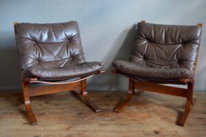 Ingmar Relling a imaginé ces fauteuils dans les années 60. Ce créateur norvégien, adepte d'un design minimaliste, nous propose un magnifique exemple de l’alliance réussie entre forme épurée et grand confort. Le nom de cette série de fauteuils est même très évocateur "Siesta". Fauteuil lounge et scandinave, à l'assise redressée mais moelleuse, c'est un fauteuil de détente, idéal pour la lecture ou la conversation, mais également parfait pour un petit somme réparateur. Le piétement confère à ce fauteuil d’exception, une souplesse appréciable ainsi qu'un look scandinave identifiable. Nous disposons de deux fauteuils identiques, le cuir possède de jolis reflets grisés.