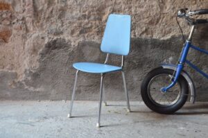 Chaise enfant mobilier vintage chaise skaï bleu chrome design 1950 allemand scolaire