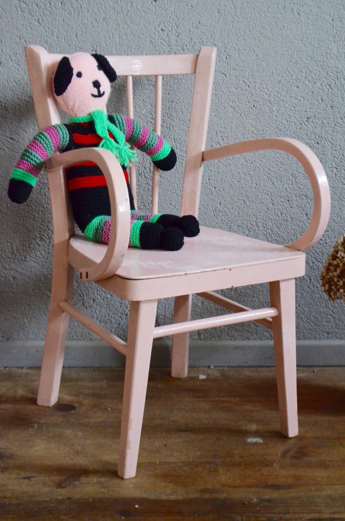 Cette version peu commune de la chaise d'écolier Baumann se transforme en charmant fauteuil grâce à ses accoudoirs en bois courbé. On retrouve dans cette jolie pièce toute la connaissance du travail du bois de la célèbre marque franc-comtoise. Des assemblages de qualité, des bois choisis et travaillés avec soin et un look moderniste et dynamique. Ce petit fauteuil bénéficie en plus d'une peinture rétro : vieux rose.