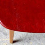Du punch et de la couleur avec cette série de chaises vintage! Cette série dépareillée est d'une cohérence folle, lignes tranchées aux notes scandinaves, dossier dynamique, bois lumineux... Les assises grises et rouges sont fraîches et vitaminées. Voici des chaises rétro des années 60 parfaitement assorties qui feront chanter votre cuisine!