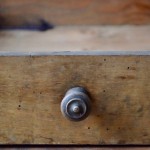 Nous aimons beaucoup les tiroirs anciens, la poésie qui s'en dégage, les trésors qu'on y trouve parfois et leur allure bohème. Seuls ou en série, ils ne demandent qu'à reprendre du service. Place à l'imagination, les utilisations sont multiples... Notre dernier coup de coeur, les empiler et créer un petit jardin intérieur en y disposant notre collection de plantes vertes!