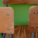 Cette grande et belle série de chaises nous a réjouit! Modèle iconique des salles de classe des années 60, elles sont simples mais leur look rétro est attachant. D'une simplicité touchante, leur robustesse n'est plus à démontrer. Le piétement tubulaire gris-vert métallisé contraste avec la teinte miel du dossier et de l'assise en lamellé-collé. Autour d'une grande table de cuisine ou dans un sympathique bistrot, l'intemporalité et le pouvoir d'évocation de ces chaises indus feront mouche!