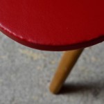 Cette table tripode de la série « Bow wood » éditée par Steiner date des années 50. Elle présente des lignes douces et légères, épurées et très actuelles. Son plateau haricot est couvert d'un vinyle rouge pop venant contraster élégamment avec le piétement en frêne cintré. Guéridon ou table basse remarquable, cette pièce vintage est une sacrée pépite!