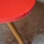 Cette table tripode de la série « Bow wood » éditée par Steiner date des années 50. Elle présente des lignes douces et légères, épurées et très actuelles. Son plateau haricot est couvert d'un vinyle rouge pop venant contraster élégamment avec le piétement en frêne cintré. Guéridon ou table basse remarquable, cette pièce vintage est une sacrée pépite!