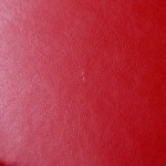 Cette table tripode de la série « Bow wood » éditée par Steiner date des années 50. Elle présente des lignes douces et légères, épurées et très actuelles. Son plateau haricot est couvert d'un vinyle rouge pop venant contraster élégamment avec le piétement en frêne cintré. Guéridon ou table basse remarquable, cette pièce vintage est une sacrée pépite!