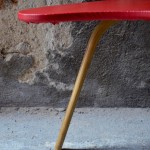 Cette table tripode de la série « Bow wood » éditée par Steiner date des années 50. Elle présente des lignes douces et légères, épurées et très actuelles. Son plateau haricot est couvert d'un vinyle rouge pop venant contraster élégamment avec le piétement en frêne cintré. Guéridon ou table basse remarquable, cette pièce vintage est une sacrée pépite!