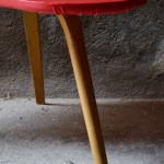 Cette table tripode de la série « Bow wood » éditée par Steiner date des années 50. Elle présente des lignes douces et légères, épurées et très actuelles. Son plateau haricot est couvert d'un vinyle rouge pop venant contraster élégamment avec le piétement en frêne cintré. Guéridon ou table basse remarquable, cette pièce vintage est une sacrée pépite!