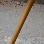 Cette table tripode de la série « Bow wood » éditée par Steiner date des années 50. Elle présente des lignes douces et légères, épurées et très actuelles. Son plateau haricot est couvert d'un vinyle rouge pop venant contraster élégamment avec le piétement en frêne cintré. Guéridon ou table basse remarquable, cette pièce vintage est une sacrée pépite!