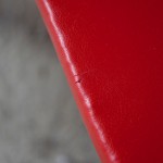 Cette table tripode de la série « Bow wood » éditée par Steiner date des années 50. Elle présente des lignes douces et légères, épurées et très actuelles. Son plateau haricot est couvert d'un vinyle rouge pop venant contraster élégamment avec le piétement en frêne cintré. Guéridon ou table basse remarquable, cette pièce vintage est une sacrée pépite!