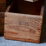 Des petites boîtes, des petites boîtes, toujours des petites boîtes... Elles sommeillaient paisiblement dans l'atelier d'un grand-père bricoleur mais elles seront ravies de reprendre du service. Assemblées façon petits tiroirs, elles sont délicieusement patinées et possèdent encore des inscriptions précises qui témoignent du sens de l'organisation de leur créateur! Pour les crayons, les ustensiles de cuisine, le maquillage, la piléa, la couture, ces diverses petites caisses en bois se révèleront de précieux accessoires de rangement, aussi déco que pratiques.