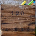 Des petites boîtes, des petites boîtes, toujours des petites boîtes... Elles sommeillaient paisiblement dans l'atelier d'un grand-père bricoleur mais elles seront ravies de reprendre du service. Assemblées façon petits tiroirs, elles sont délicieusement patinées et possèdent encore des inscriptions précises qui témoignent du sens de l'organisation de leur créateur! Pour les crayons, les ustensiles de cuisine, le maquillage, la piléa, la couture, ces diverses petites caisses en bois se révèleront de précieux accessoires de rangement, aussi déco que pratiques.