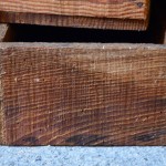 Des petites boîtes, des petites boîtes, toujours des petites boîtes... Elles sommeillaient paisiblement dans l'atelier d'un grand-père bricoleur mais elles seront ravies de reprendre du service. Assemblées façon petits tiroirs, elles sont délicieusement patinées et possèdent encore des inscriptions précises qui témoignent du sens de l'organisation de leur créateur! Pour les crayons, les ustensiles de cuisine, le maquillage, la piléa, la couture, ces diverses petites caisses en bois se révèleront de précieux accessoires de rangement, aussi déco que pratiques.