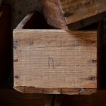 Des petites boîtes, des petites boîtes, toujours des petites boîtes... Elles sommeillaient paisiblement dans l'atelier d'un grand-père bricoleur mais elles seront ravies de reprendre du service. Assemblées façon petits tiroirs, elles sont délicieusement patinées et possèdent encore des inscriptions précises qui témoignent du sens de l'organisation de leur créateur! Pour les crayons, les ustensiles de cuisine, le maquillage, la piléa, la couture, ces diverses petites caisses en bois se révèleront de précieux accessoires de rangement, aussi déco que pratiques.