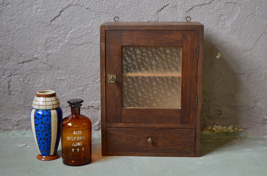 Armoire de pharmacie en bois - Ma valise en carton