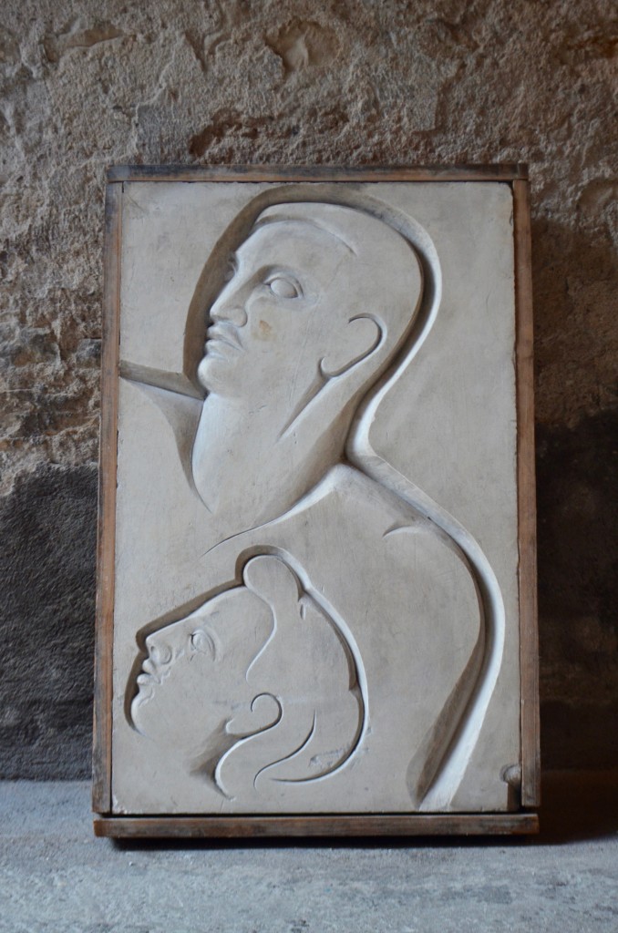 Grand plâtre sculpture moderniste entre deux guerres esprit Jean Cocteau ou Jean Marais.