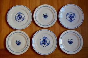 Série d'assiettes anciennes vaisselle rétro vintage faïence bohème Art déco bleu