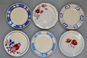 Anciennes et colorées, elles sont prêtes à égayer une jolie tables.  Sur belle nappe en lin écru, ces assiettes bohèmes apporterons leur touche bohème et authentique. Joyeusement dépareillées, la série est constituée de 6 assiettes provenant de 3 services différents; toutes les compositions sont permise!