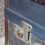 Malle cabine ancienne bleue décoration voyage valise ancienne