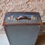 Malle cabine ancienne bleue décoration voyage valise ancienne
