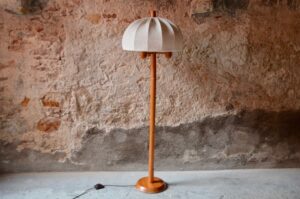 Cette jolie lampe scandinave dégage une belle sérénité. Réalisée en pin et en laine, son design minimaliste propose une douce lumière donnera une touche de douceur et de chaleur à une belle ambiance intérieure. 