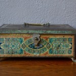 Boîte à malice ou à trésors, cette ancienne  boite à bonbons ou à gateaux est une production allemande autours de 1900. Réalisée en tôle sérigraphiée, elle est riche de détails et de fabrication soignée. Pleine de détails charmants, nous apprécions son charme suranné et sépia.