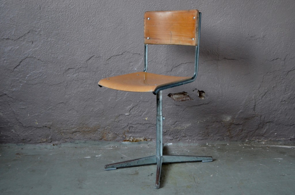 Cette ancienne chaise industrielle ne manque pas de style. Un joli mélange sans concession de bois et de métal, porté par un esthétique pied en étoile lui confèrent une allure volontaire et une silhouette aiguisée. Fonctionnelle et de caractère, sortie d'un ancien atelier elle sera ravie de reprendre du service.
