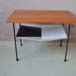 Table basse moderniste bicolore design midcentury métal et bois