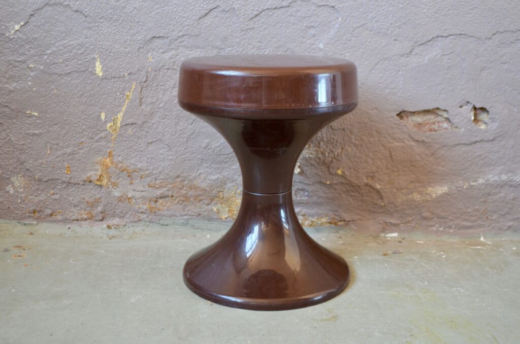 Tabouret  plastique space age piétement tulipe années 70 seventies pop marron brun