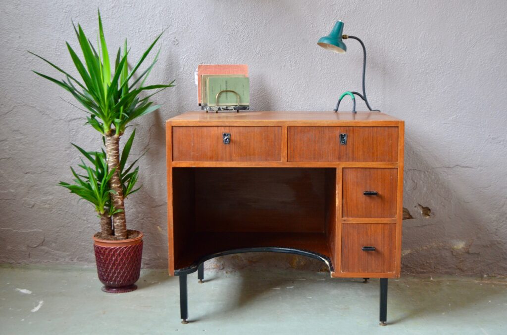 Bureau midcentury vintage compact et forme cubique travail français 1960