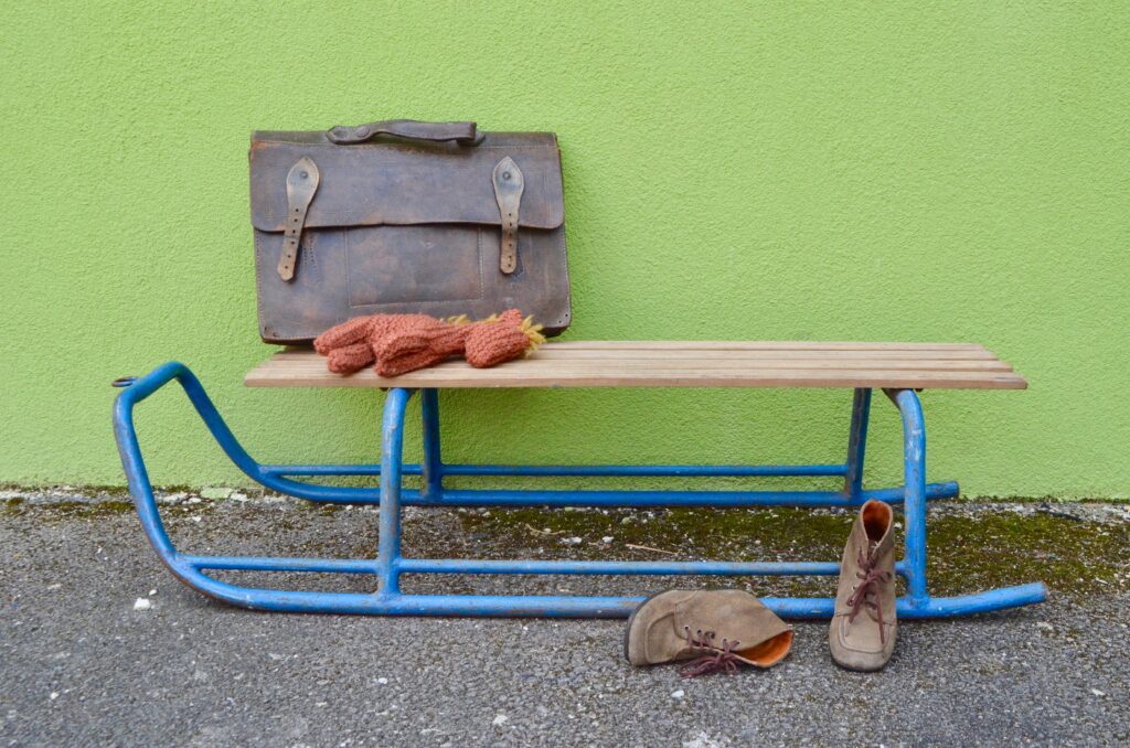 Voici un bolide qui rappellera des souvenirs de neige à certains... Cette jolie luge ancienne en bois et métal sera heureuse de reprendre du service sur les pentes enneigées ou vivre des aventures moins mouvementées en devenant un accessoire déco.