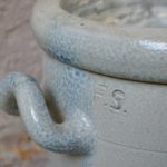 Ces pots en grés émaillé servaient à la conservation et à la fermentation des denrées alimentaires. Navets salés, choucroute, charcuterie pouvaient y être élaborés. Imposantes et aux parois épaisses, elles permettaient une maturation lente des aliments. Aujourd'hui, elles pourront parfaitement remplir leur rôle en vous aidant à la préparation de légumes lactofermentés de toutes sorte. Mais elle pourront également devenir des pièces deco aux charmes rustiques et authentiques. Porte revue, accessoire de rangement, porte parapluie... tout est possible pour ces touchantes céramiques utilitaires anciennes.