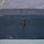 Coffre à jouets malle en bois vintage rétro bohème patine
