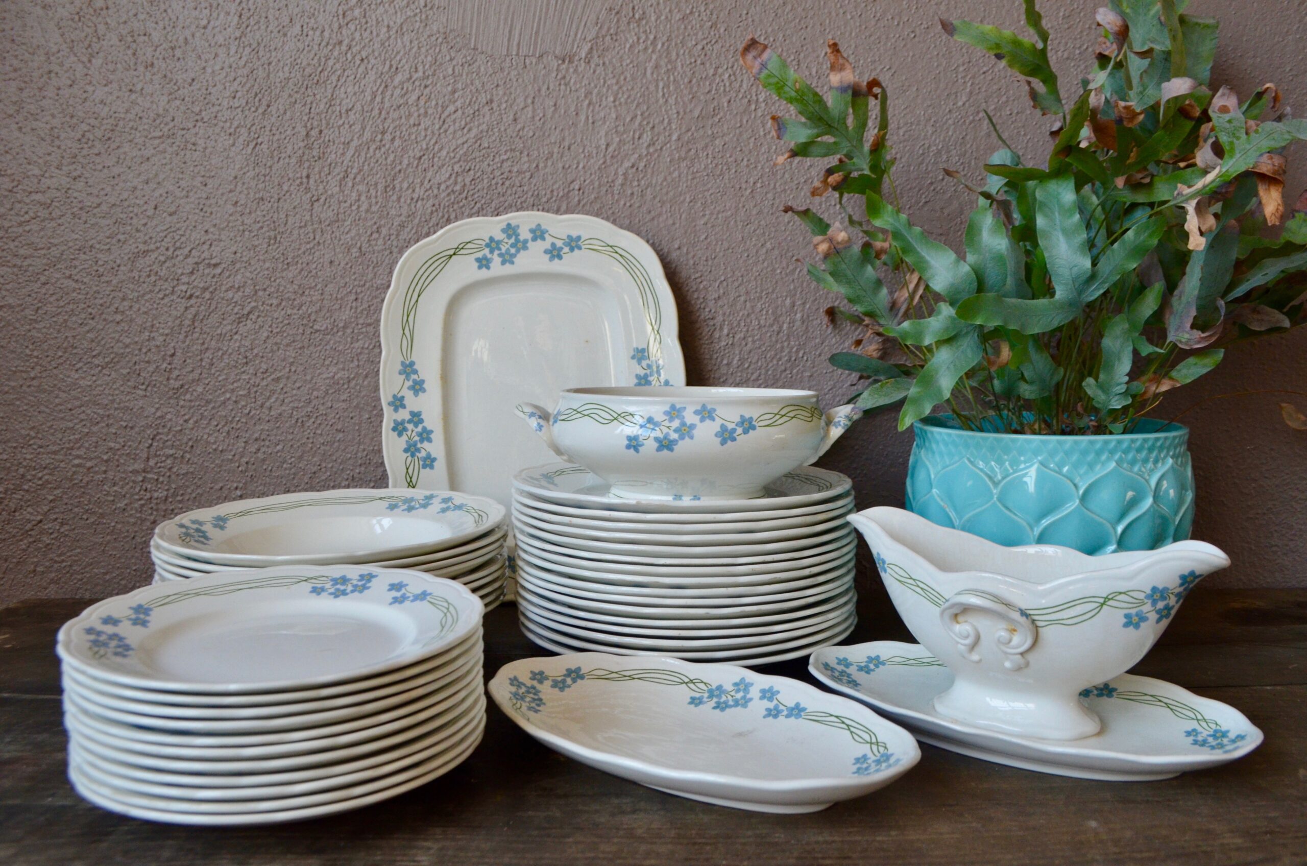 Plat de service en porcelaine blanc doux. Collection traces de