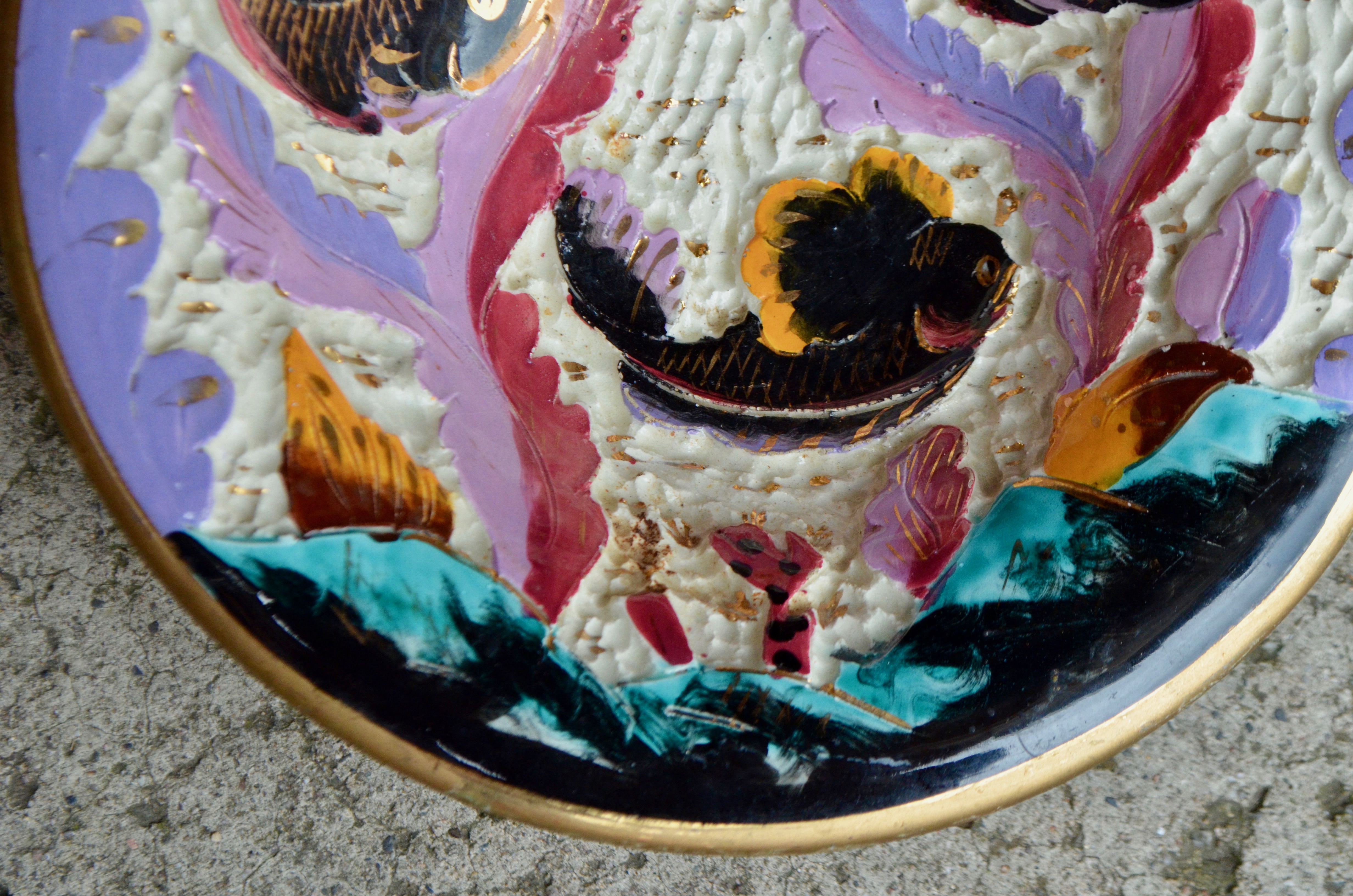 Cette belle coupe à décor de fonds marins est une production artisanale du sud de la France. Colorée, richement ornementée, texturée, ludique, son décor façon écume de mer présente un relief intéressant. 
