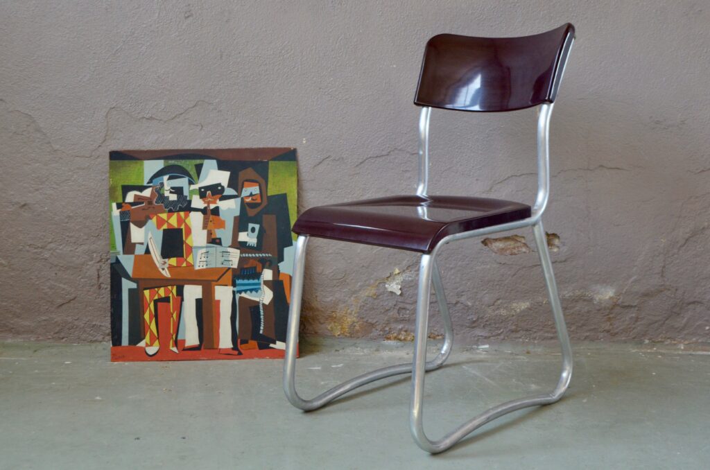 Chaise aluminium et bakélite design moderniste bauhaus vintage.