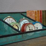Cette étagère industrielle vintage est réalisée en rigitulle ou tôle perforée peinte en vert. Compartimentée elle permet un rangement optimal ; on l'imagine donc dans une cuisine pour les ustensiles et ingrédients, sur un plan de travail ou un établi pour organiser outils et petite pièce. L'étagère est une production des années cinquante, typique du design moderniste de cette époque.