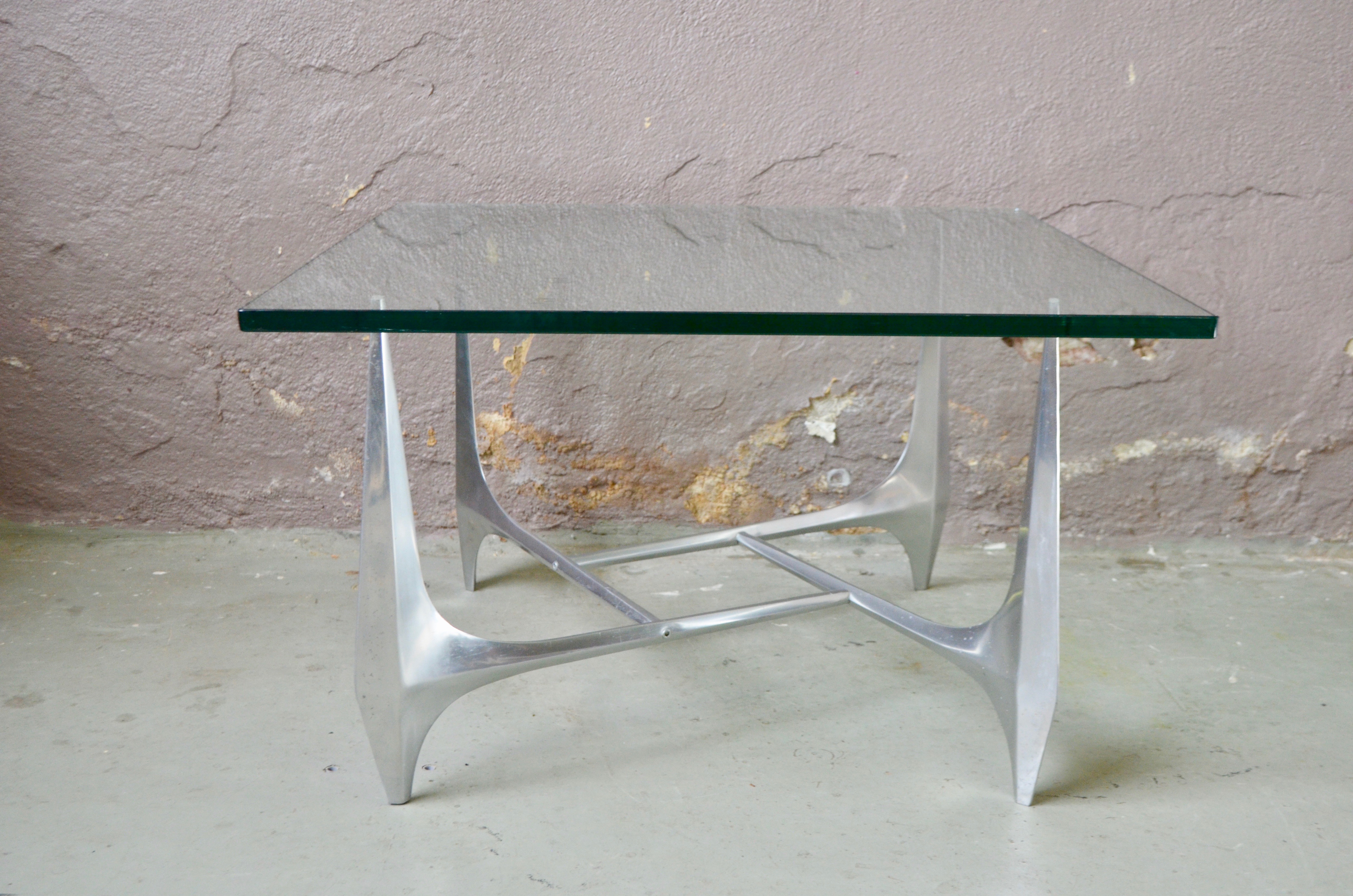 Dessinée dans les années soixante par Knut Hesterberg et produite par Ronald Schmitt, cette table basse possède un design étonnamment sculptural.