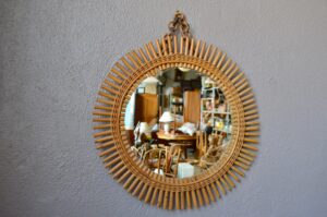 Miroir, mon beau miroir… De belles dimensions et un travail du rotin charmant pour ce miroir soleil vintage. Sur un mur blanc ou coloré, LA touche déco et bohème pour un intérieur plein de douceur et de personnalité!
