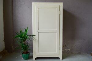 Bonnetière armoire vintage rétro années 40 armoire parisienne blanvc crème armoire penderie enfant bohème wooden wardrobe bohemian deco french furniture kid deco