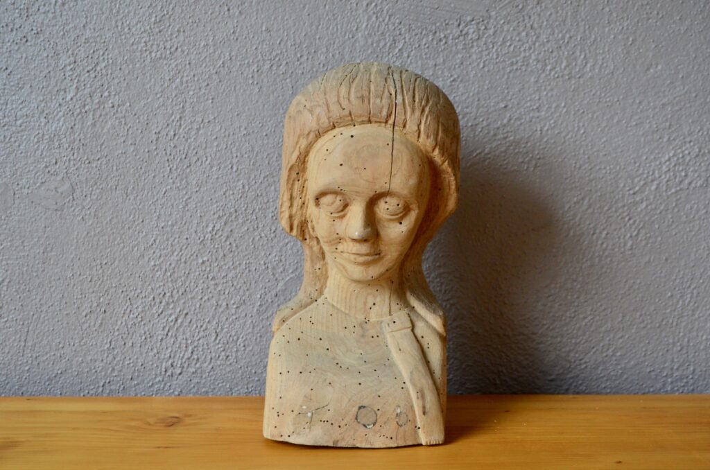 Tête féminine en bois sculpté Tête féminine en bois sculpté