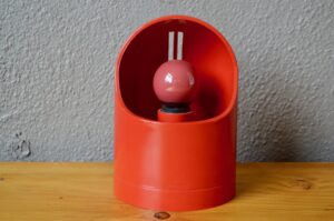 Si le téléphone rouge est rentré dans l'histoire, cette petite lampe mérite elle aussi son moment de gloire. Production italienne space age, tout plastique et évidement toute rouge, son design original et ludique a tout pour plaire. Petite lampe d'ambiance à la forme géométrique, elle étonnera et détonnera!